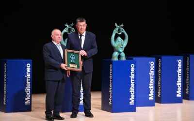 Francisco Vigil, recogiendo el Premio a la Calidad de manos del Presidente de las Cortes Valencianas, Enric Morera